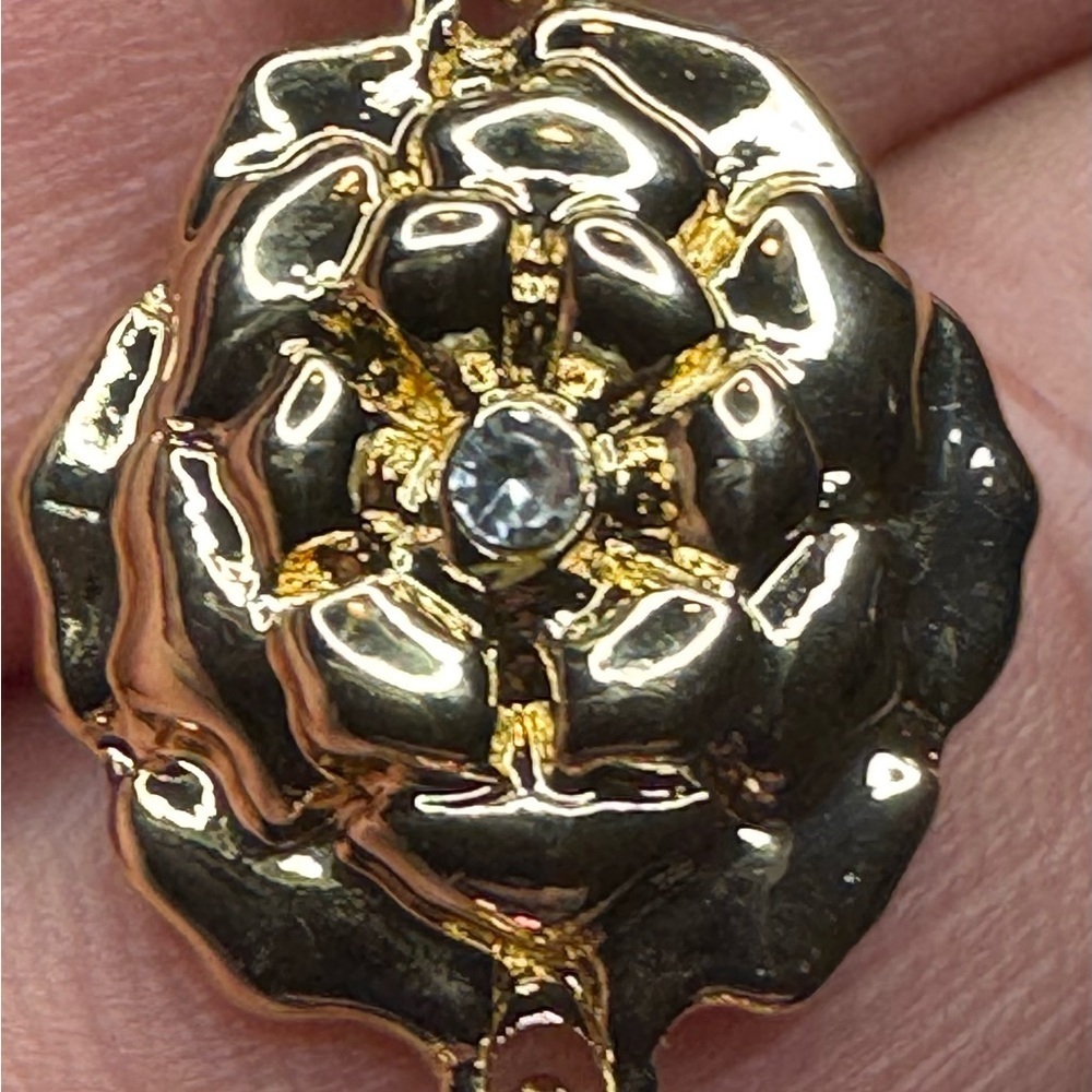 Beautiful Guess Crystal and Flower Necklace in Goldtone - Picture 3 of 5
